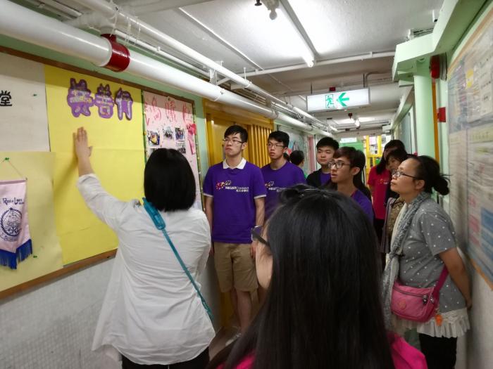 Volunteers having a tour in the centre to learn more about this group of recipients