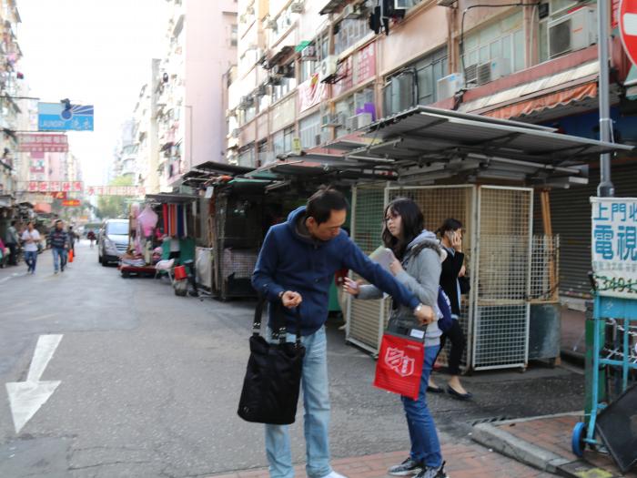 Though the weather was cold, volunteers supported the fundraising actively!