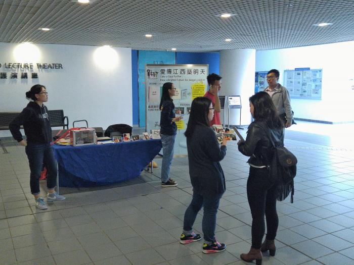 Volunteer introducing the situation in Jiangxi to HKUST student
