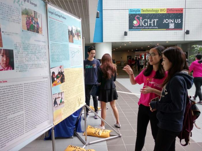 Volunteer introducing the current situation of schools in Jiangxi to other students