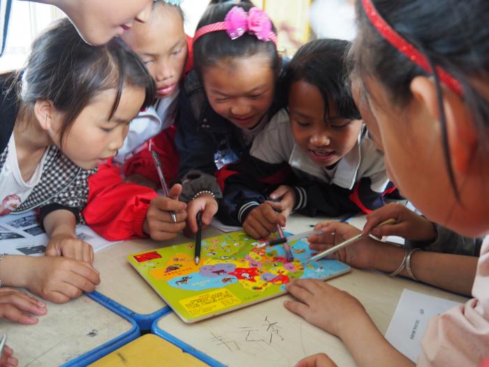 Children learning the provincial map of China