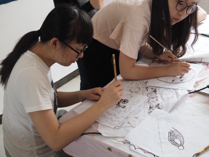 Volunteers making Guizhou cultural handicrafts for the first time!