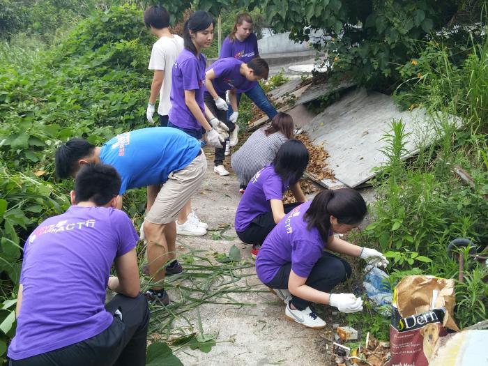 Volunteers assisted the center in cleaning up the pathway at entrance