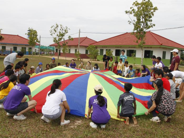 Children love playing with the para-balloon