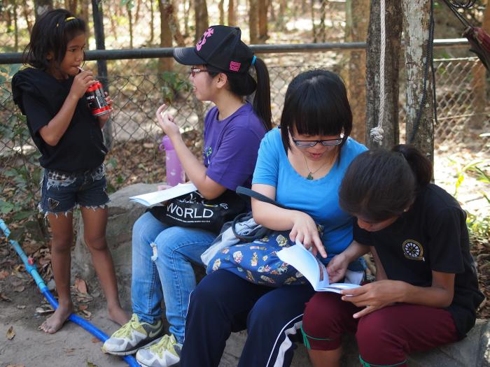 Visiting the Tamao Zoo and introducing the different types of animals to the children