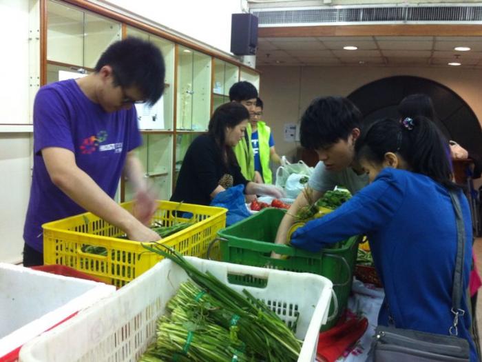 Volunteers helping to sort and distribute the vegetables in the centre