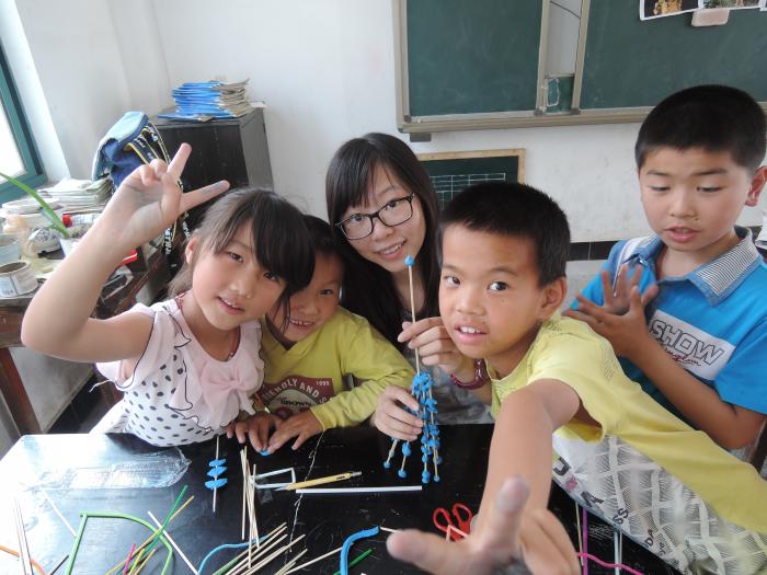 	 Children making the "Bun Mountain" model to know more about Hong Kong cultures