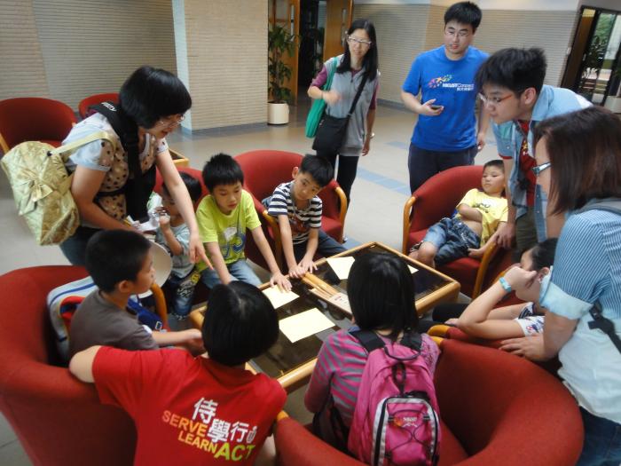 Children telling a story about "healthy diets"