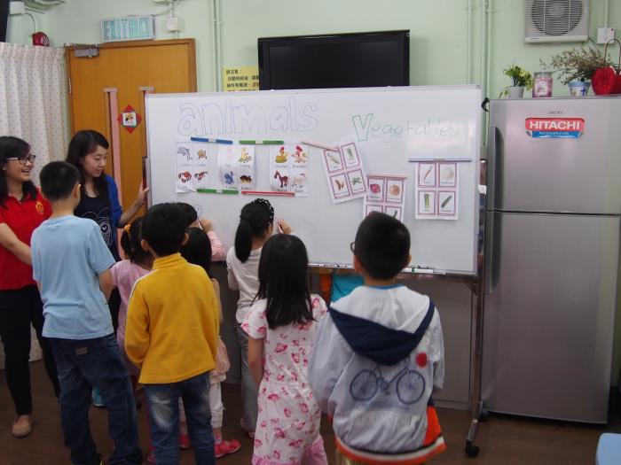 The volunteers giving a quiz of their stories