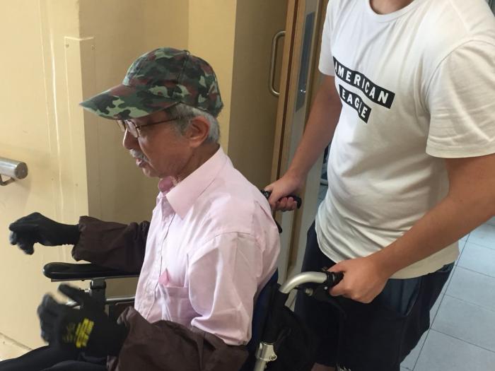 Volunteer interacting with the wheelchair user