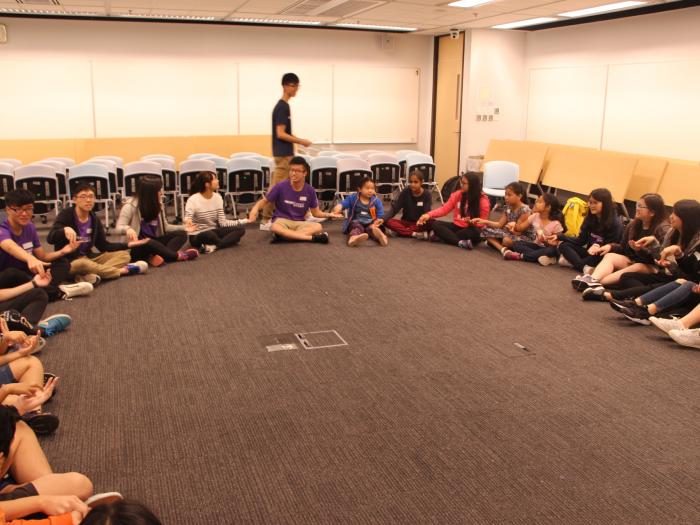Volunteers and the kids formed a big circle to play games