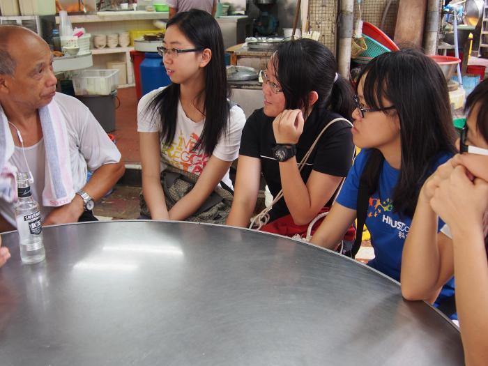 Our students chatting with Mr. Li about the philosophy of Congee Sharing