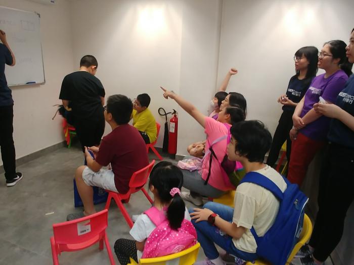 Volunteers teaching vocabulary in a fun way