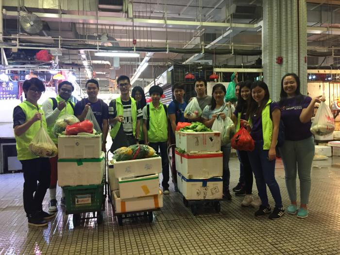 Volunteers finished sorting unsold food collected in the wet market.