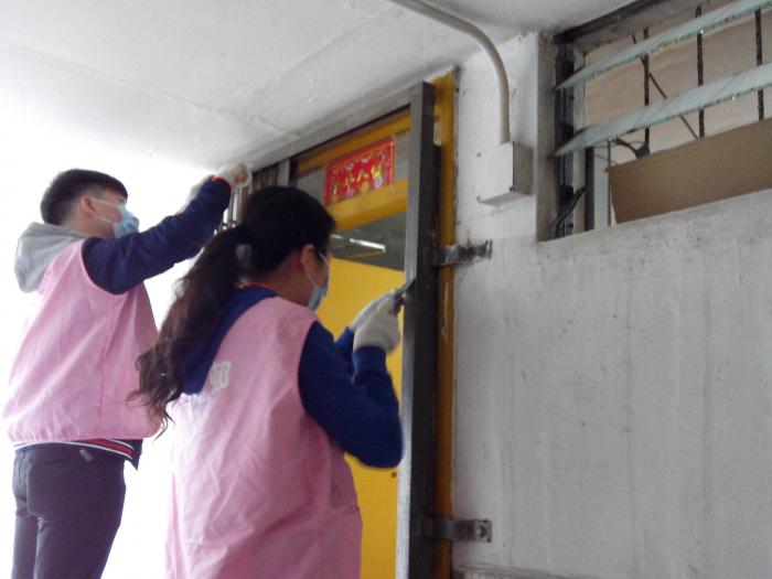 Removing the rust of the gates