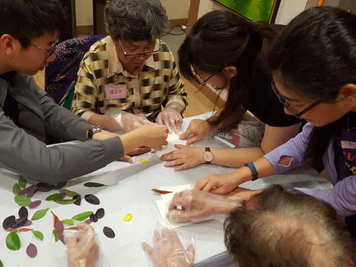 The elderly choosing their favorite plant