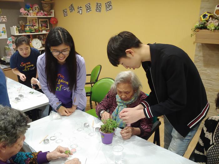 Volunteers making handicrafts with the elderly
