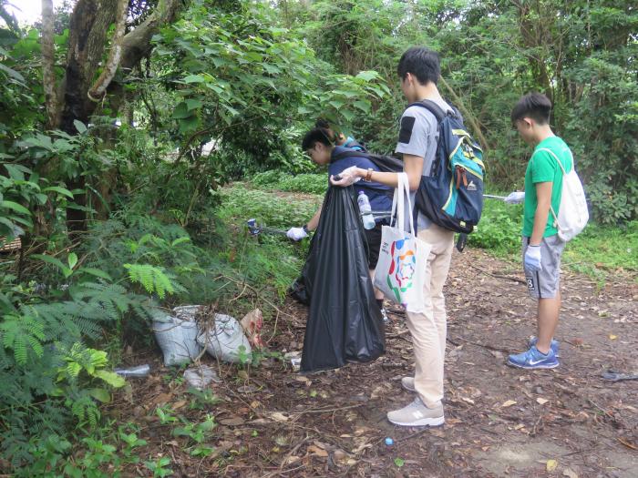 Volunteers picking up trash with good work allocation