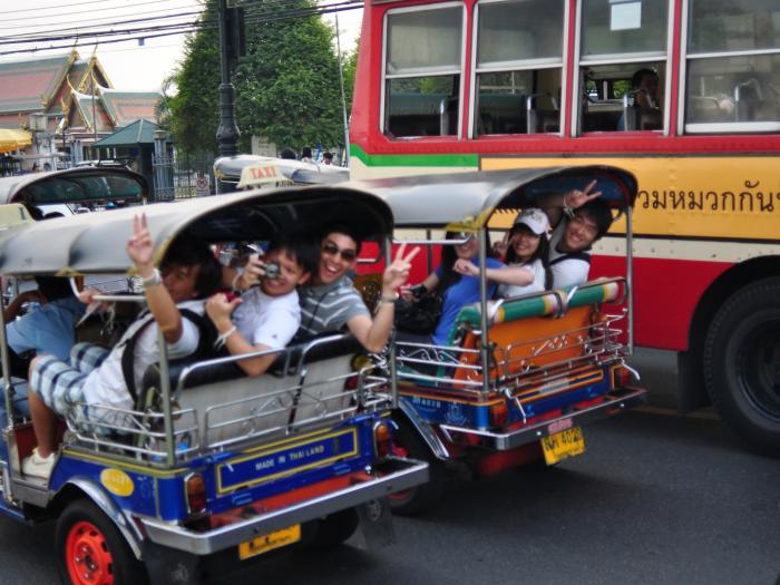 Student volunteers having cultural exploration in Bangkok  