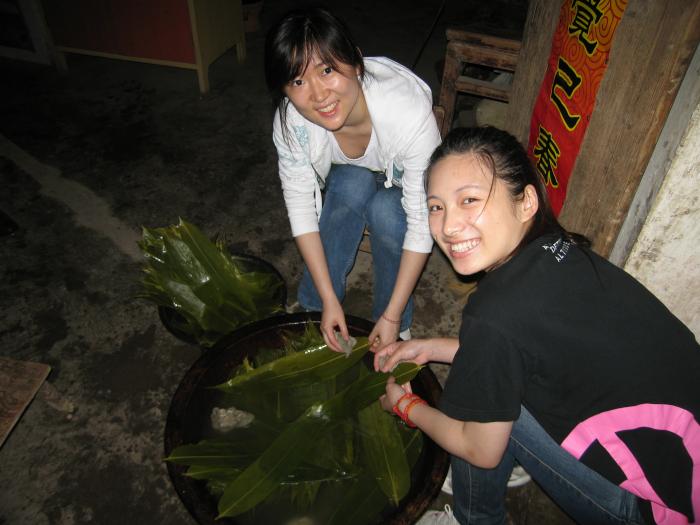 et's make glutinous rice dumplings together to celebrate the traditional Dragon Boat Festival!