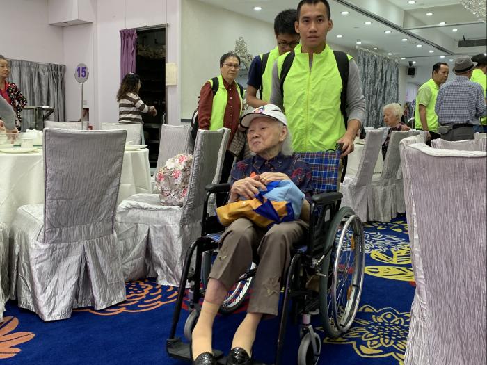 Volunteer accompanying the elderly to the restaurant