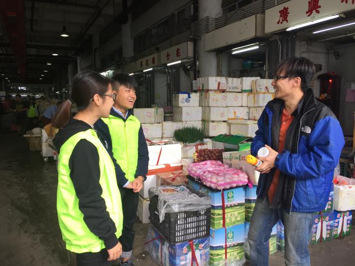 Volunteers interviewing the wholesaler to learn about their difficulties.