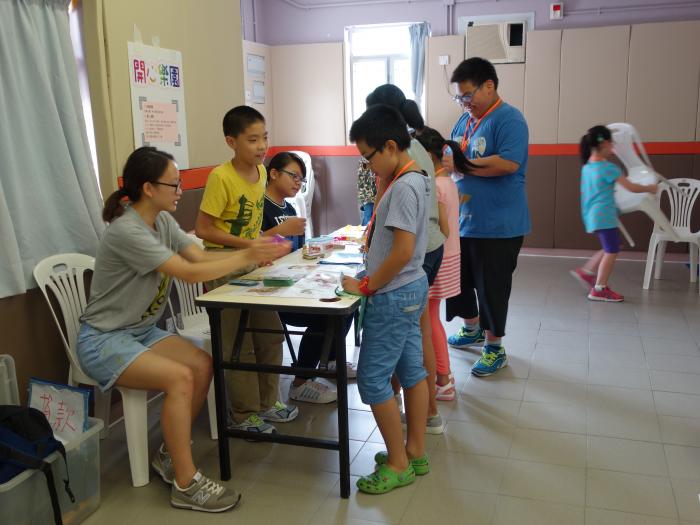 Children acting different roles in the simulation game