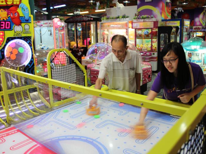 Accompanying the elderly to explore the community they live in