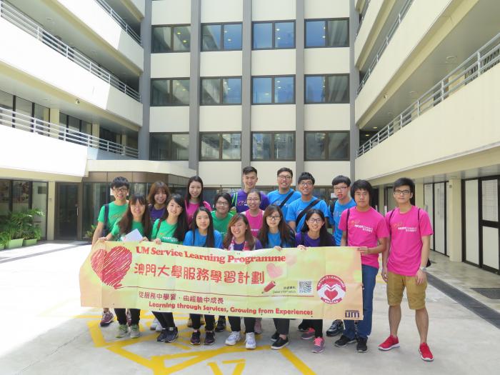 Photo-taking with the participants of the Joint University Service Camp