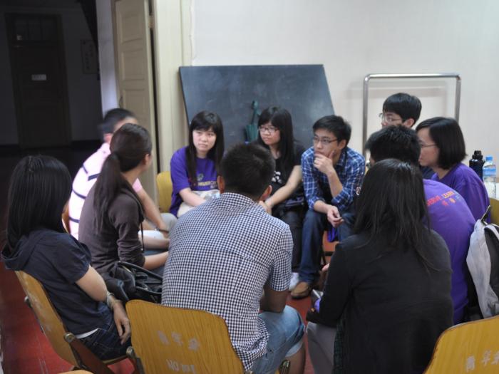 Students listening to the local volunteers' sharing attentively.