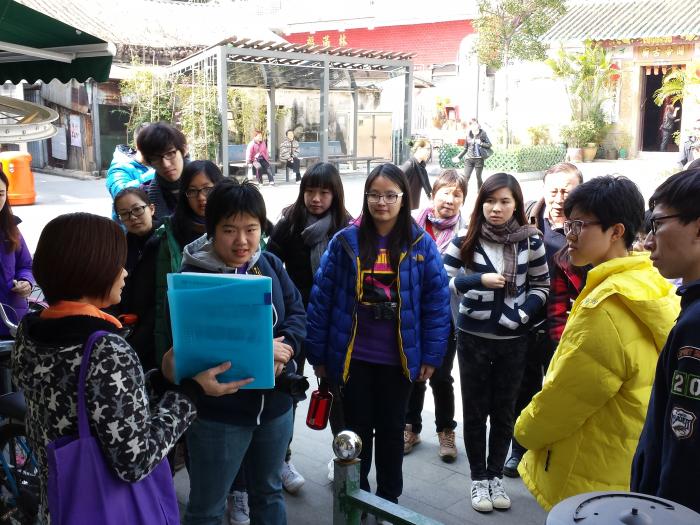 Miss Wong introducing the culture of the community to volunteers