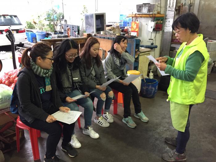 Volunteers learning how  to reduce food waste