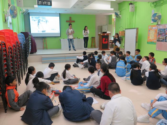 Leading a workshop for primary students to promote Tai O’s unique culture  