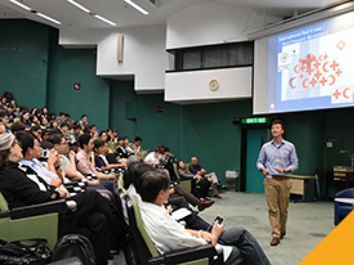 Mr Jason Yip sharing his frontline experience in warzone to HKUST students in lecture threatre.