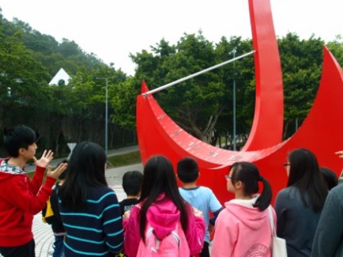 Student volunteer introducing how the red sundial works