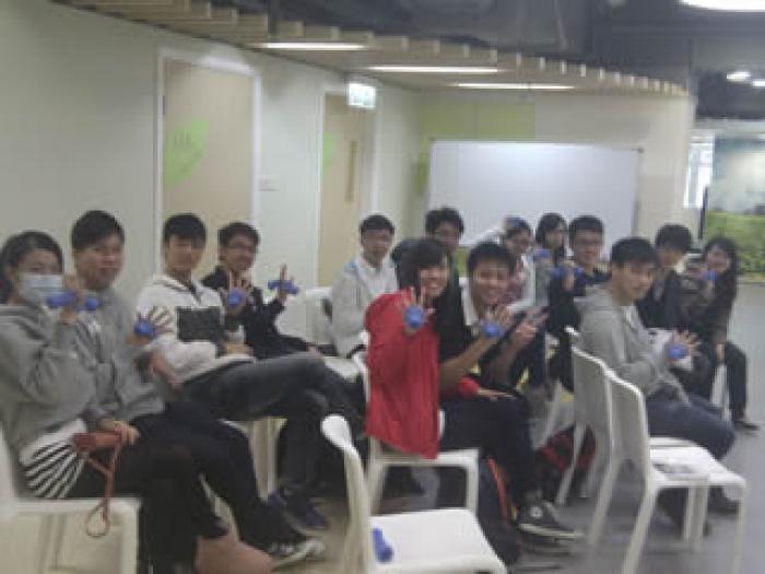 Volunteers receiving training about Alzherimer's