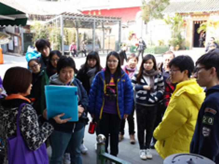 Miss Wong introducing the culture of the community to volunteers