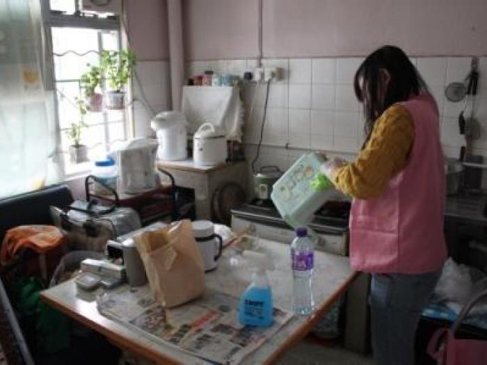 Cleaning the elder's home to welcome the lunar new year