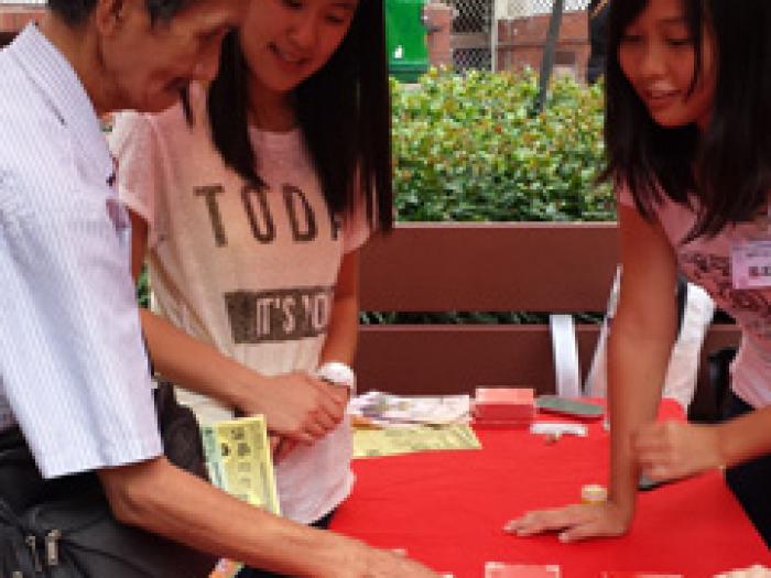 The elderly playing card game in order to strengthen their memorization skills