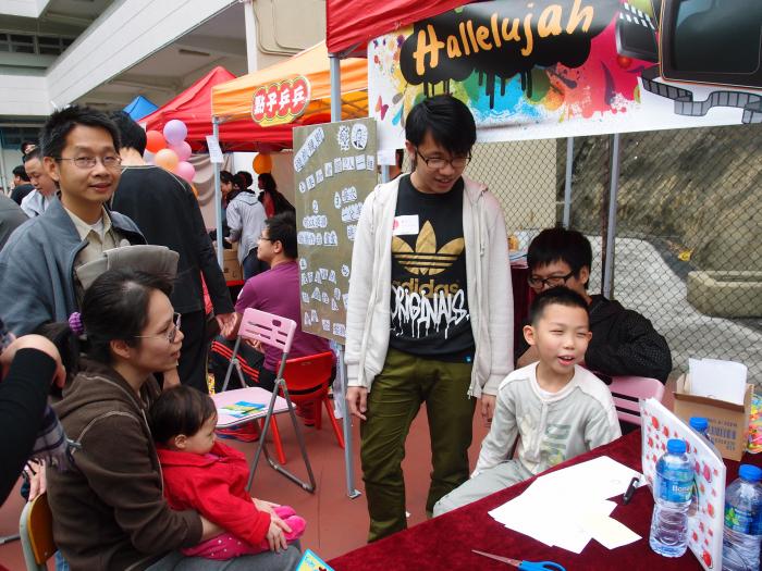 A family enjoying a booth game designed by our student volunteers