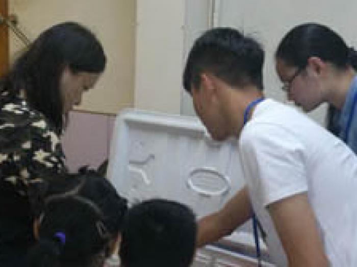 Volunteers helping in disturbuting the meal boxes