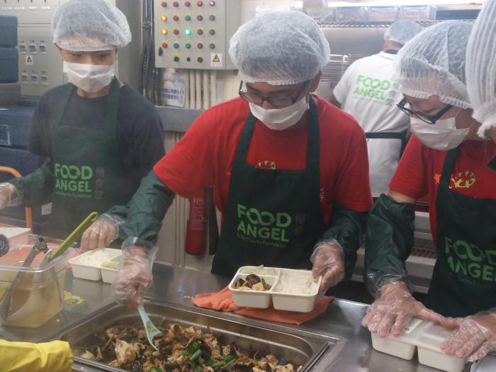 Packing the hot meal boxes