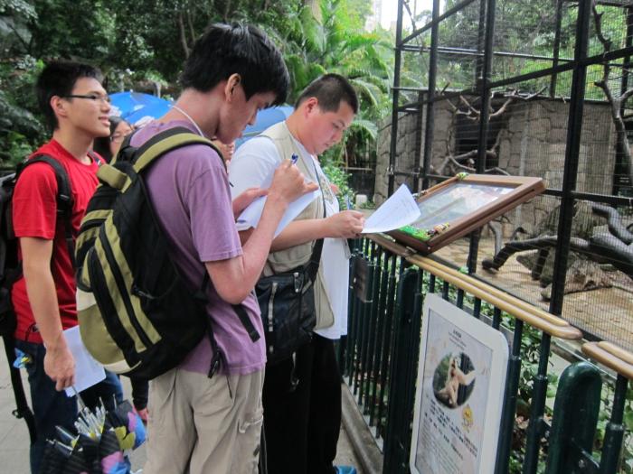 Participants finishing the worksheet about animals atthe HK Zoological and Bontanical Gardens