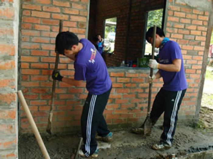 Digging a drainage system outside the kitchen