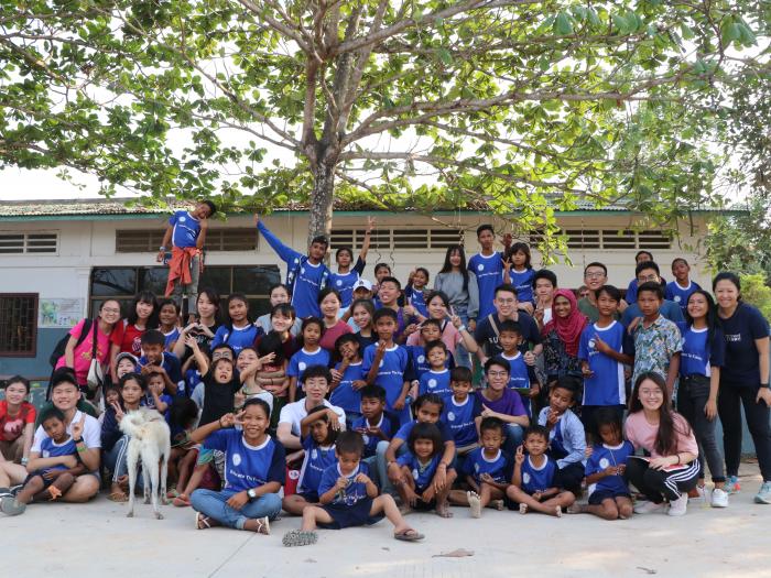 A group picture with the Watopotians, all smiling widely!