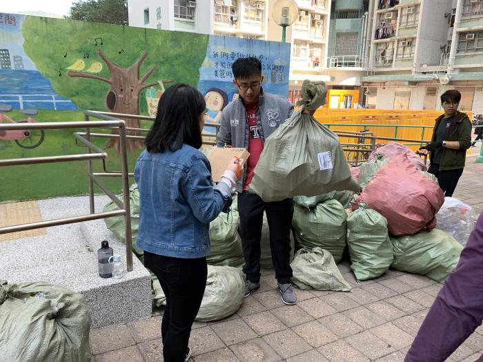 Measuring the weight of recycled waste
