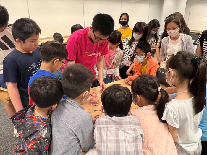 Voltunteers playing card games with children