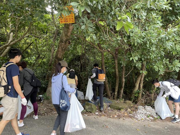 Volunteers picking up trash with good work allocation