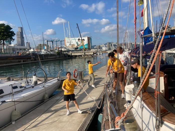 Exercising teamwork for boat alongside