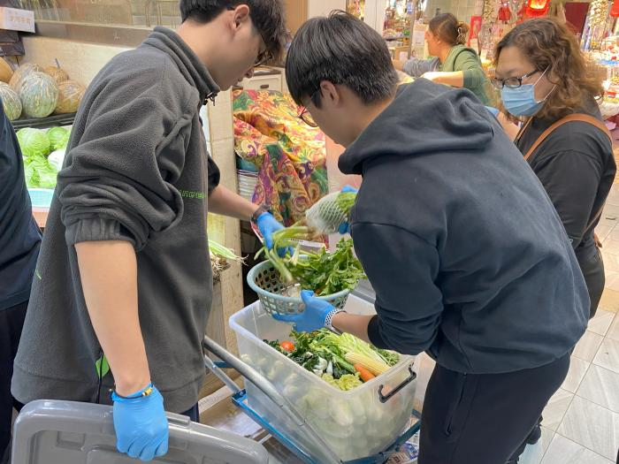 Volunteers collecting edible surplus food in the wet market